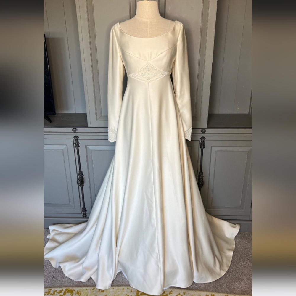Rare Bianchi Botuique gorgeous wedding dress ( NEVER WORN OR ALTERED)